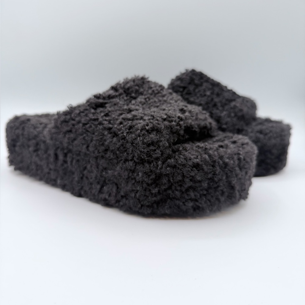 Steve Madden “Snuggie” Black fuzzy sandal